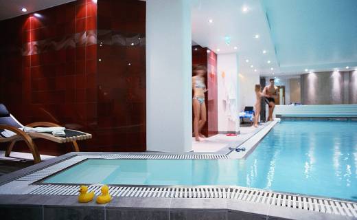 Schwimmbad mit Badeente im Hotel Das Innsbruck
