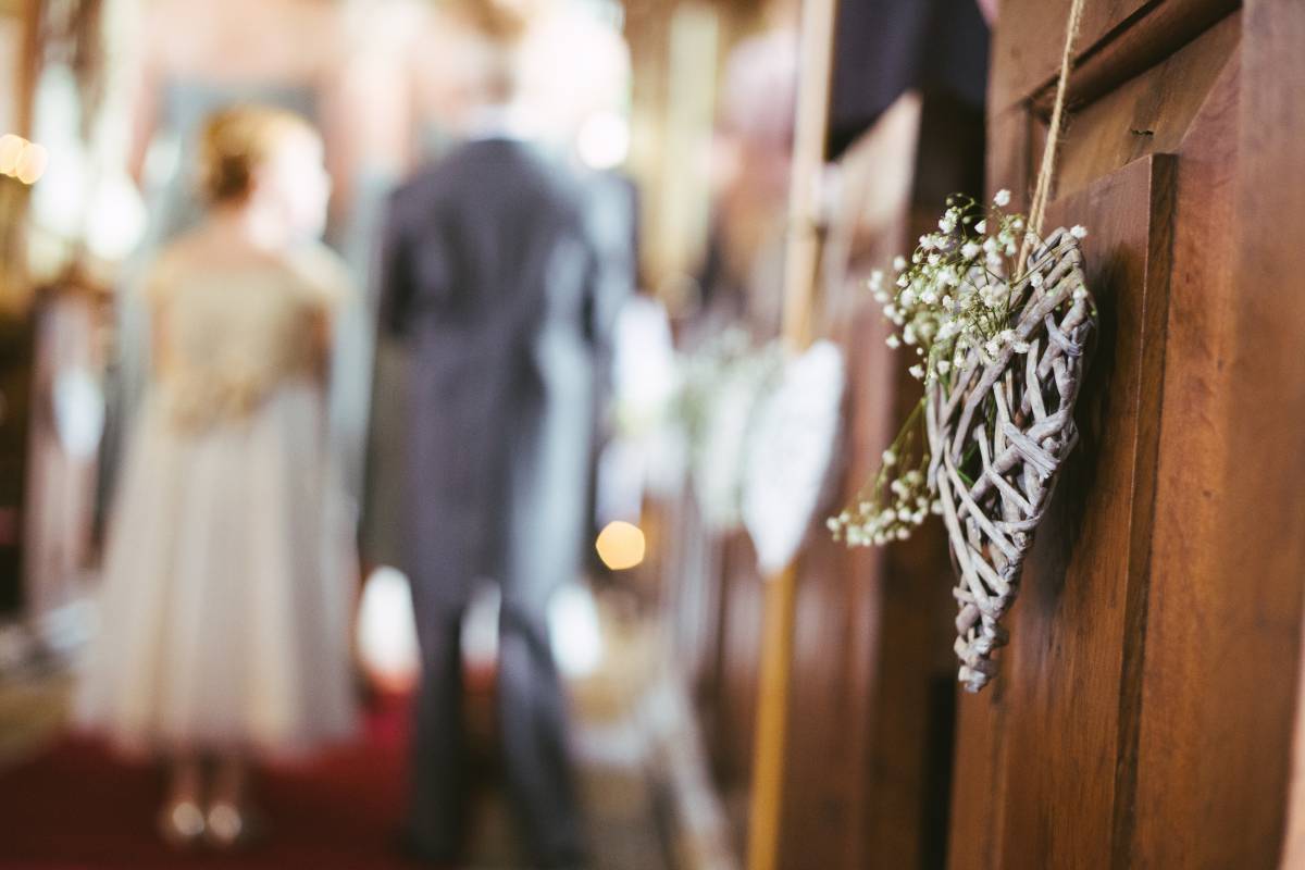 Detailbild Herz an Holztür, Hochzeit im Hintergrund #1